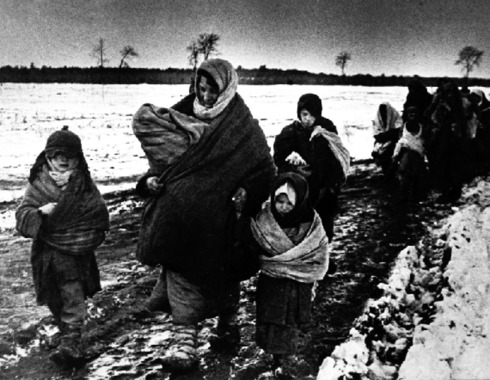 Советские женщины и дети возвращаются домой. Авторское название «В родное село»